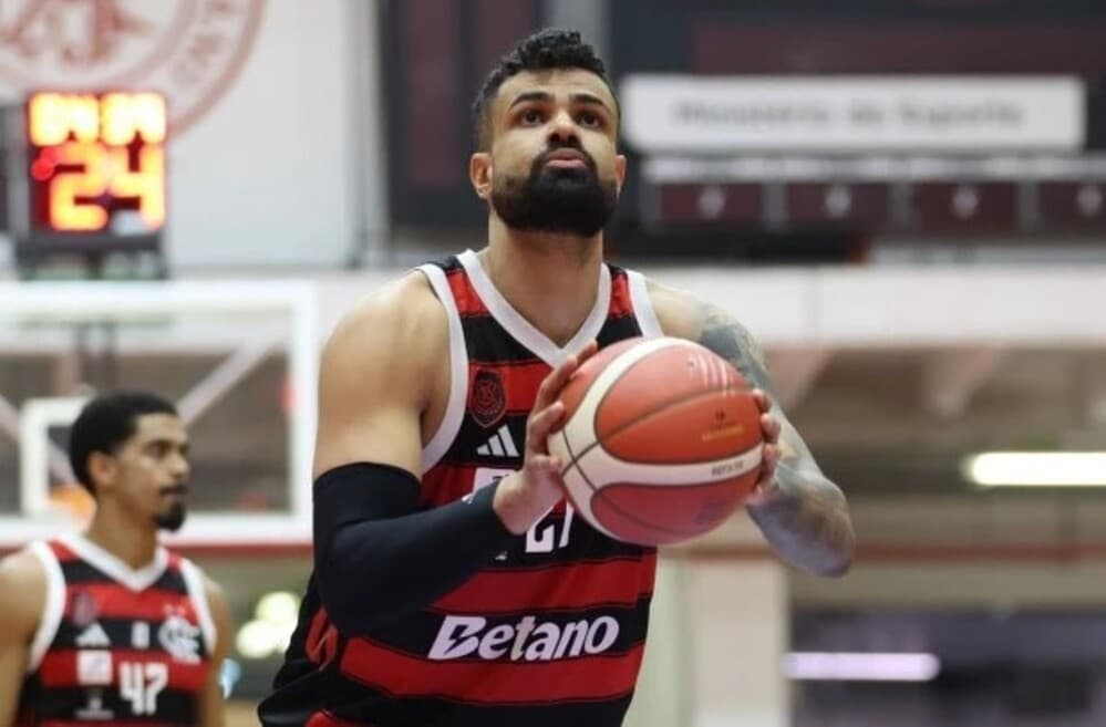 Wesley Castro arremessa lance livre durante Paulistano x Flamengo