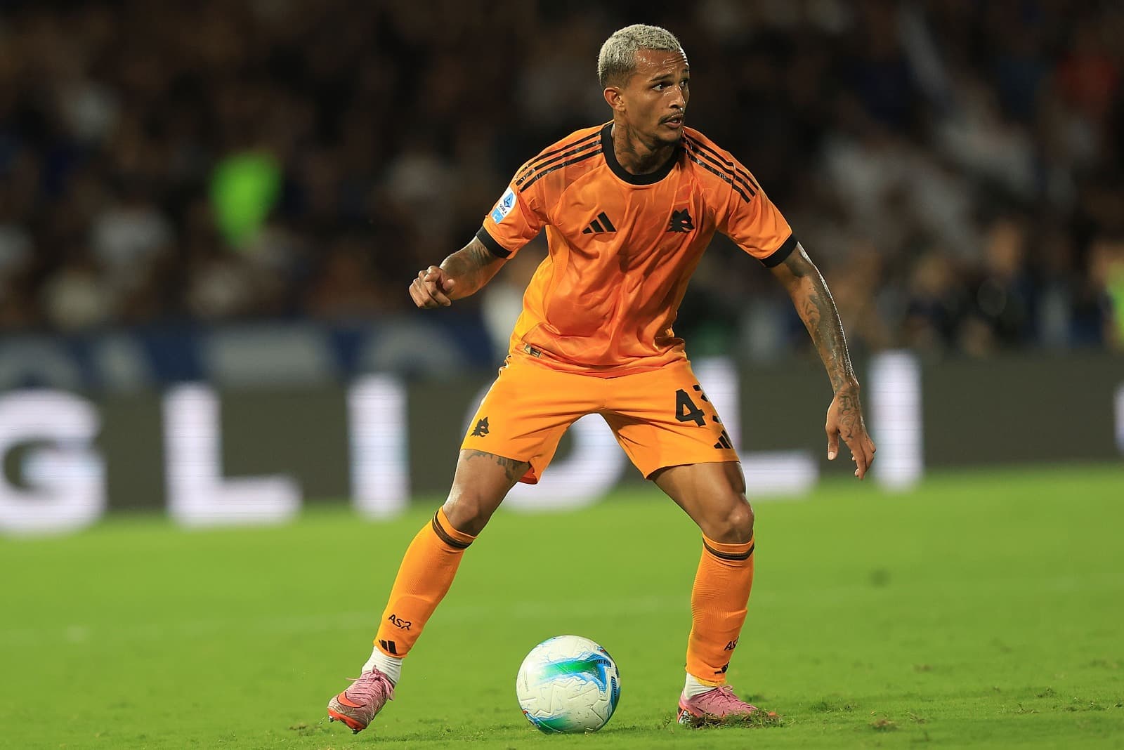 Wesley em campo pela Roma no Campeonato Italiano