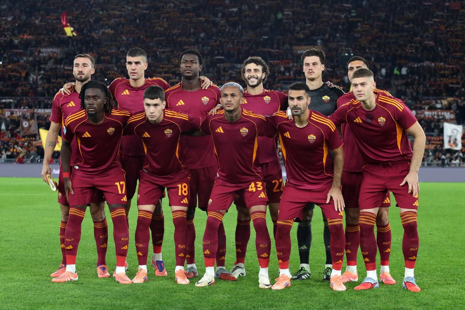 Jogadores da AS Roma posam para uma foto de equipe antes da partida da Série A entre AS Roma e Udinese Calcio no Estádio Olímpico em 9 de novembro de 2025 em Roma, Itália.