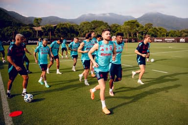 Jorginho puxa a fila em corrida no treino do Flamengo com Filipe Luís ao lado
