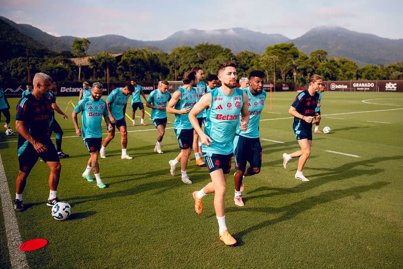 Jorginho puxa a fila em corrida no treino do Flamengo com Filipe Luís ao lado