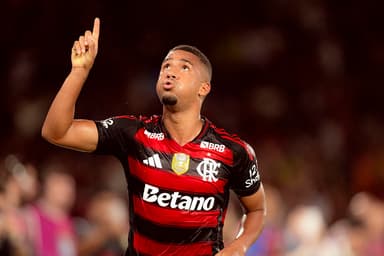 Samuel Lino comemora gol contra o Ceará apontando para os céus