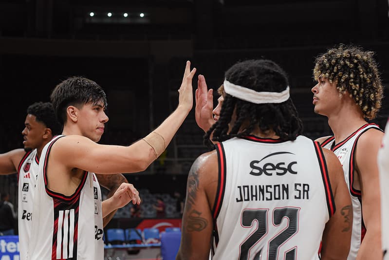 Alex Negrete cumprimenta companheiros de FlaBasquete antes de jogo pelo NBB