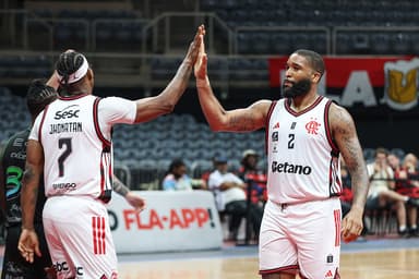 Markeith Cummings e Jhonatan Luz se cumprimentam durante jogo do Flamengo no NBB