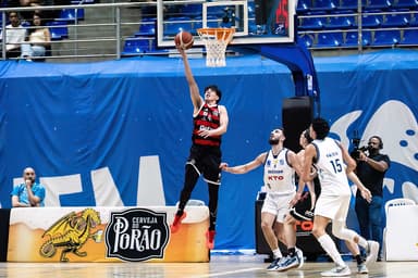 Alex Negrete em uma de suas cestas durante a partida absurda que fez pelo FlaBasquete contra o Minas, pelo NBB, fora de casa