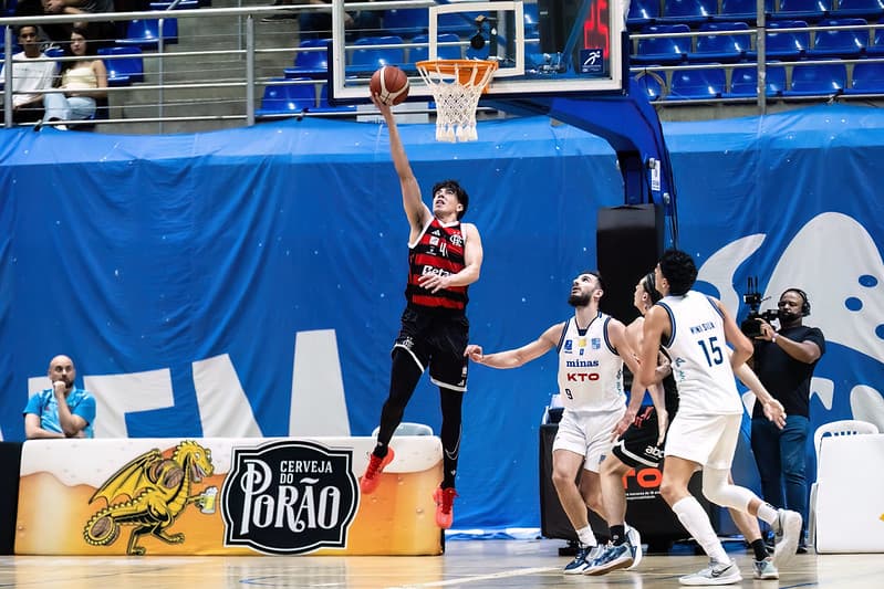 Alex Negrete em uma de suas cestas durante a partida absurda que fez pelo FlaBasquete contra o Minas, pelo NBB, fora de casa