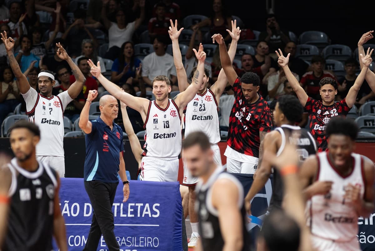 Oveja, comemorando ponto do Flamengo na imagem, comentou importância de jovens valores ao FlaBasquete