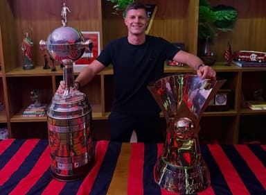 Andrii Fedchenkov, chefe de scout do Flamengo, com as taças da Libertadores e Brasileirão