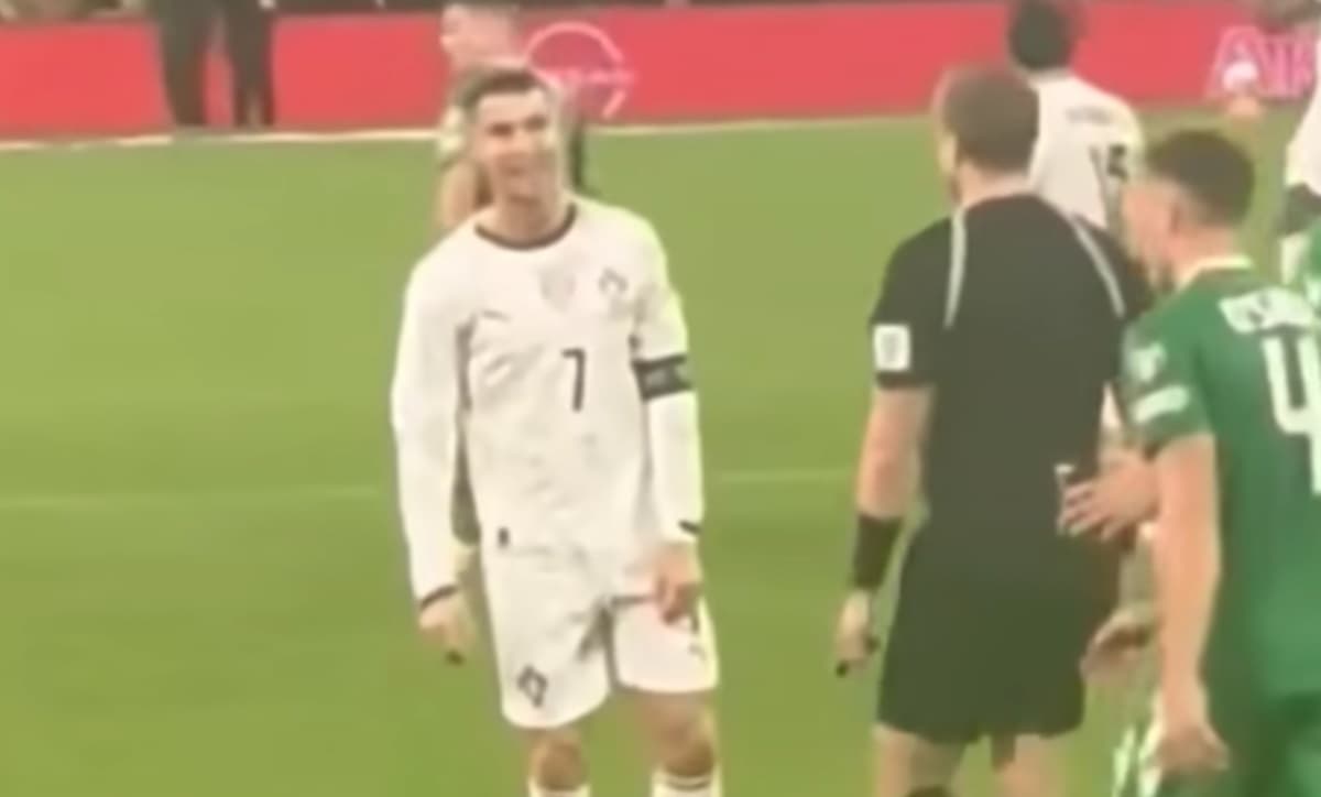 Árbitro de Flamengo x Cruz Azul expulsando Cristiano Ronaldo