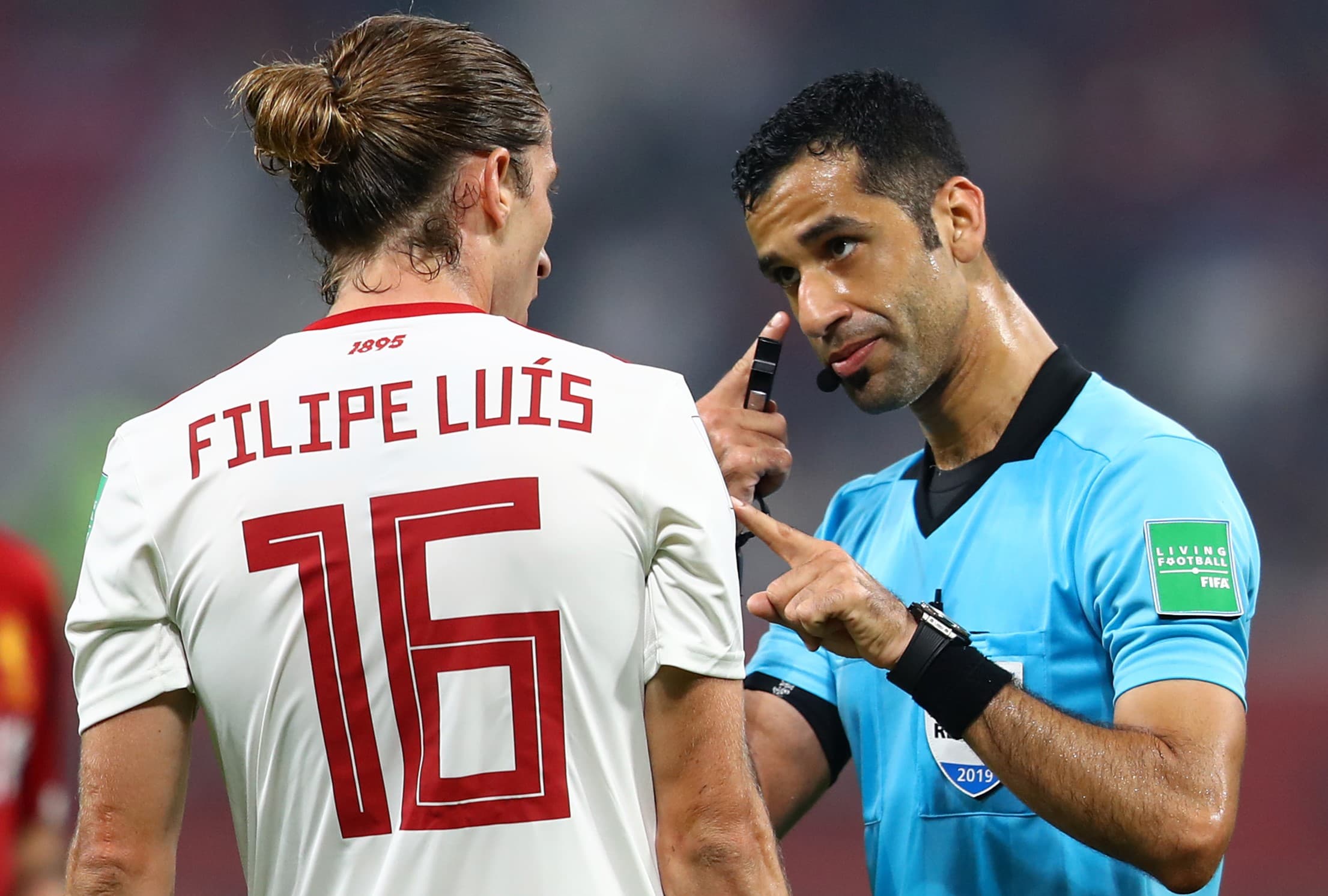 Abdulrahman Ibrahim Al-Jassim fala com Filipe Luís durante Flamengo x Liverpool de 2019; árbitro foi escalado para Flamengo x Pyramids no Intercontinental