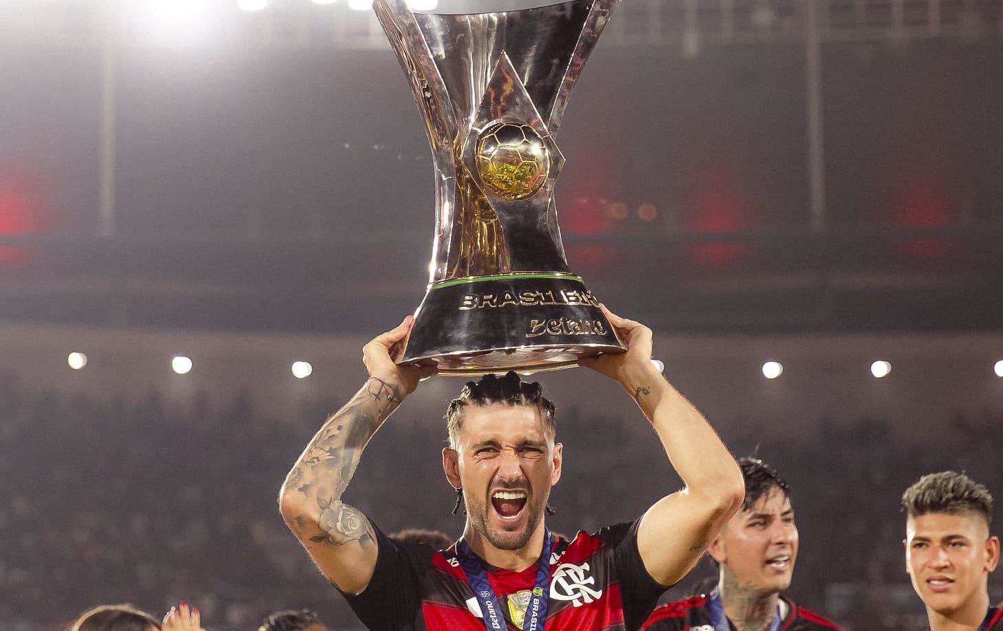 Arrascaeta tira foto com a taça do Brasileirão acima da cabeça