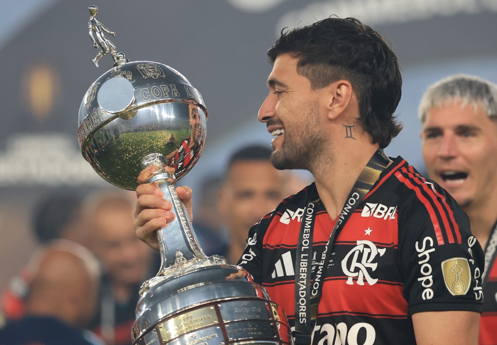 Arrascaeta olha para o troféu da Libertadores