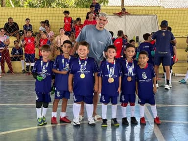 Ayrton Lucas e as crianças da Escolinha Ayrton Lucas, em Carnaúba dos Dantas