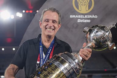 Bap, presidente do Flamengo, com a taça da Libertadores 2025, no Maracanã