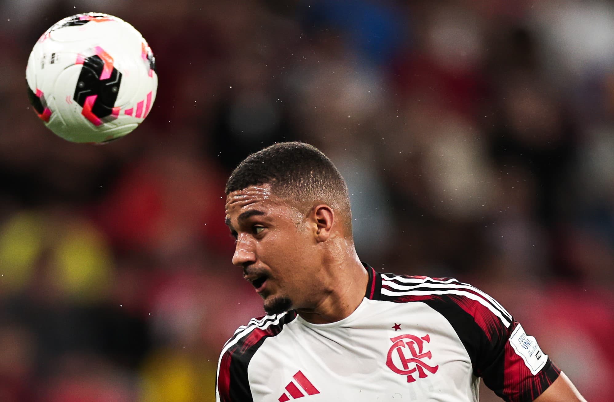 Samuel Lino cabeceia a bola contra o Cruz Azul no Intercontinental