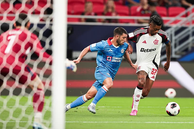 Bruno Henrique em ação em Cruz Azul x Flamengo na Copa Intercontinental
