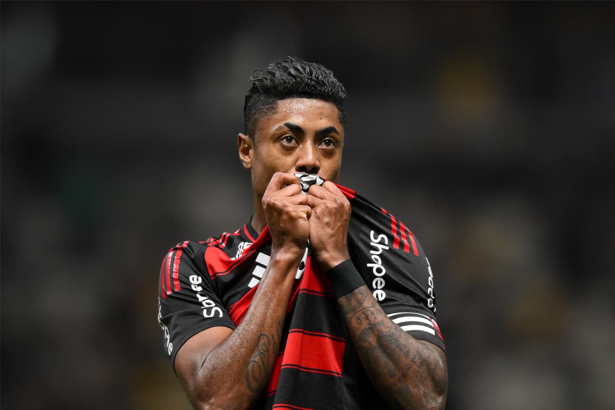 Bruno Henrique beijando o escudo do Flamengo durante comemoração de seu gol marcando contra o Atlético-MG pelo Brasileirão 2025