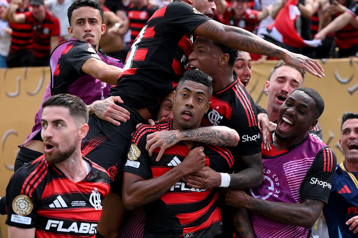 Bruno Henrique, camisa 27 do CR Flamengo, comemora com os companheiros de equipe após marcar o primeiro gol do time durante a partida do grupo D da Copa do Mundo de Clubes da FIFA 2025 entre CR Flamengo e Chelsea FC, no Lincoln Financial Field, em 20 de j
