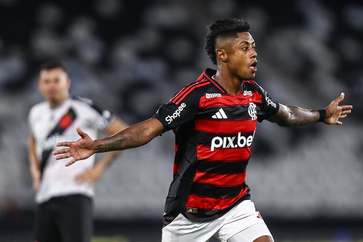Bruno Henrique, do Flamengo, comemorando gol sobre o Vasco em 2025. Ao fundo, Hugo Moura observando o camisa 27 comemorando o gol no clássico