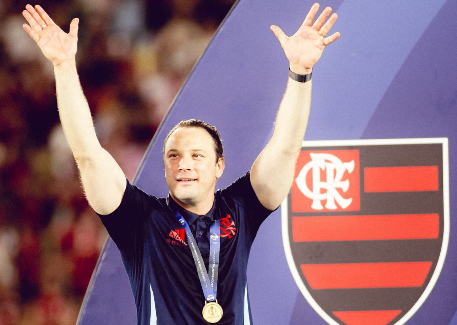 Bruno Pivetti no pódio do Mundial Sub-20 que conquistou com o Flamengo