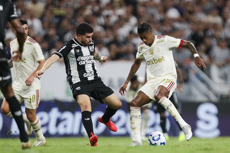 Ricardinho, do Ceará, tenta roubar a bola de Bruno Henrique durante Ceará x Flamengo no Castelão