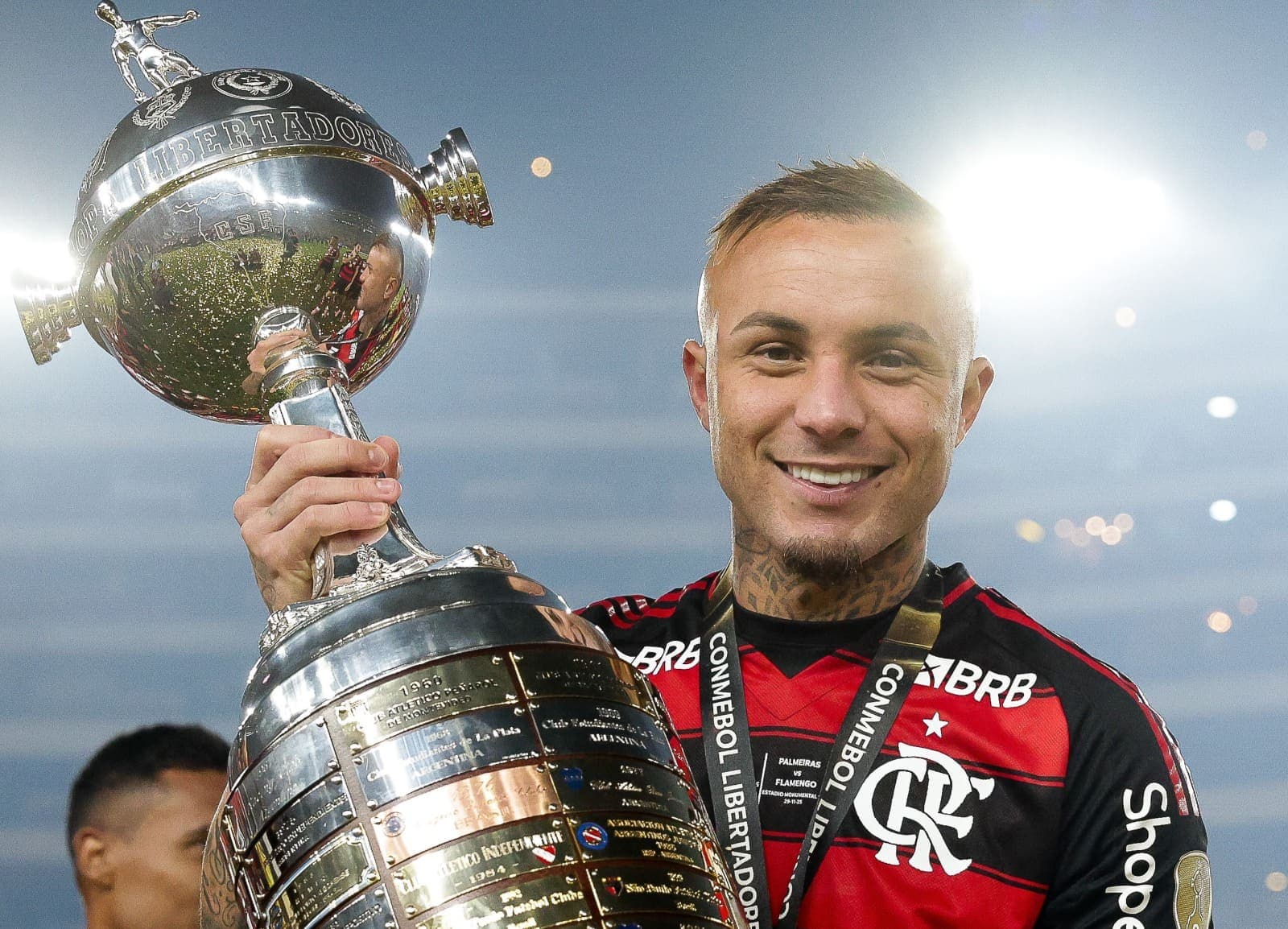 Cebolinha sorri ao segurar a taça da Libertadores 2025