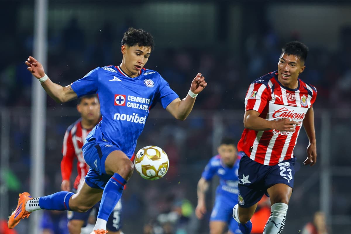 Jeremy Marquez do Cruz Azul controla a bola durante o jogo de volta das quartas de final entre Cruz Azul e Chivas como parte do Torneio Apertura 2025 da Liga MX no Estádio Olímpico Universitário em 30 de novembro de 2025 na Cidade do México, México.