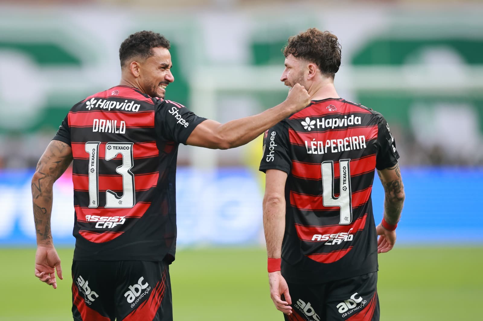 Danilo, do Flamengo, comemora após marcar o primeiro gol de seu time com o companheiro Léo Pereira durante a final da Copa CONMEBOL Libertadores de 2025 entre Palmeiras e Flamengo, no Estádio Monumental, em 29 de novembro de 2025, em Lima, Peru.