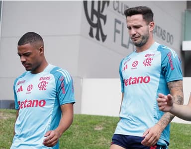 De la Cruz e Saúl em treino do Flamengo