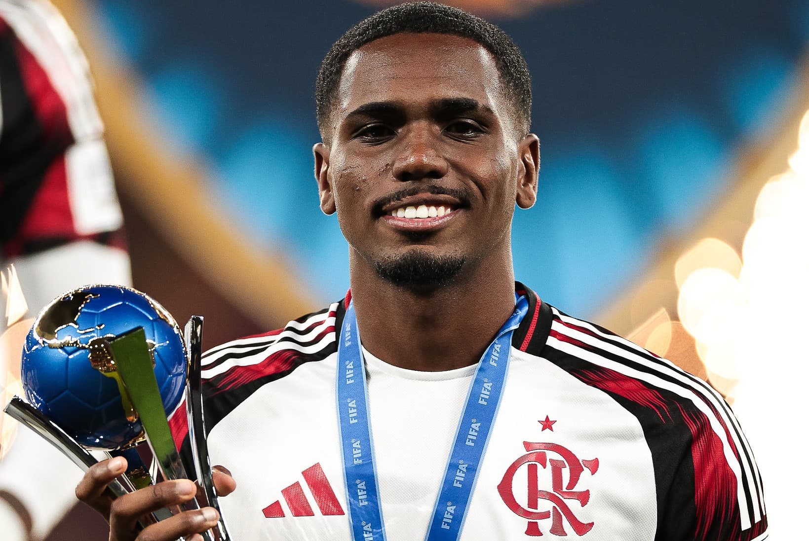 Evertton Aráujo segura o troféu do Derby das Américas após Flamengo x  Cruz Azul