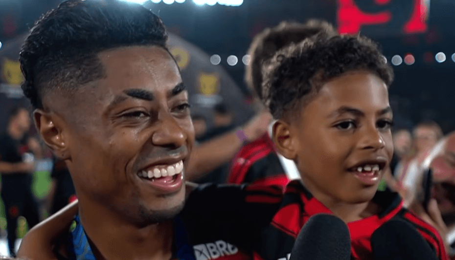 Filho de Bruno Henrique concede entrevista após título do Flamengo no Brasileirão