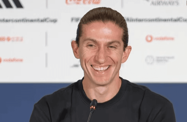 Filipe Luís abre largo sorriso após brincar sobre ano espetacular de Arrascaeta