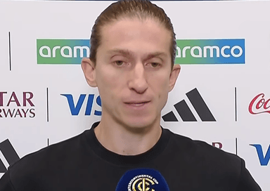 Filipe Luís concede entrevista na chegada ao estádio para Flamengo x Cruz Azul