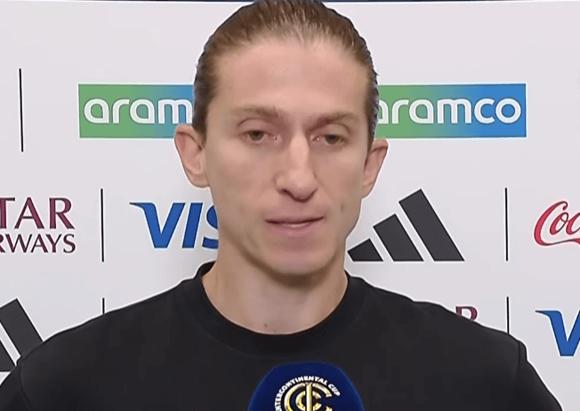 Filipe Luís concede entrevista na chegada ao estádio para Flamengo x Cruz Azul