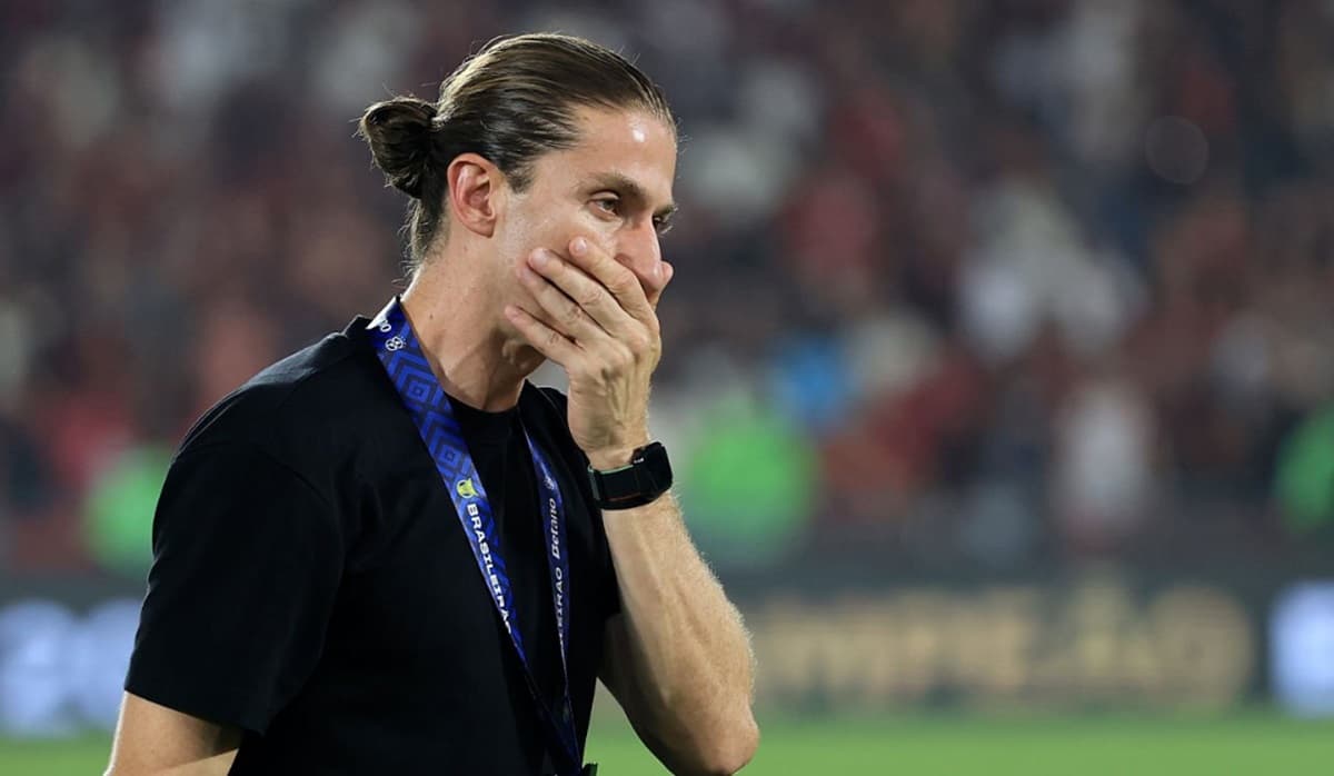 Filipe Luís em jogo do Flamengo no Maracanã com medalha
