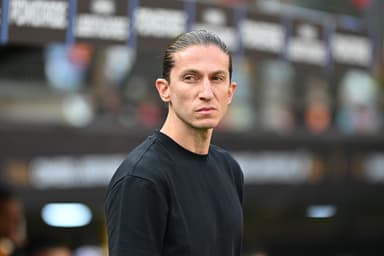 Filipe Luis, técnico do Flamengo, observa antes da partida final da Copa CONMEBOL Libertadores de 2025 entre Palmeiras e Flamengo no Estádio Monumental em 29 de novembro de 2025 em Lima, Peru.