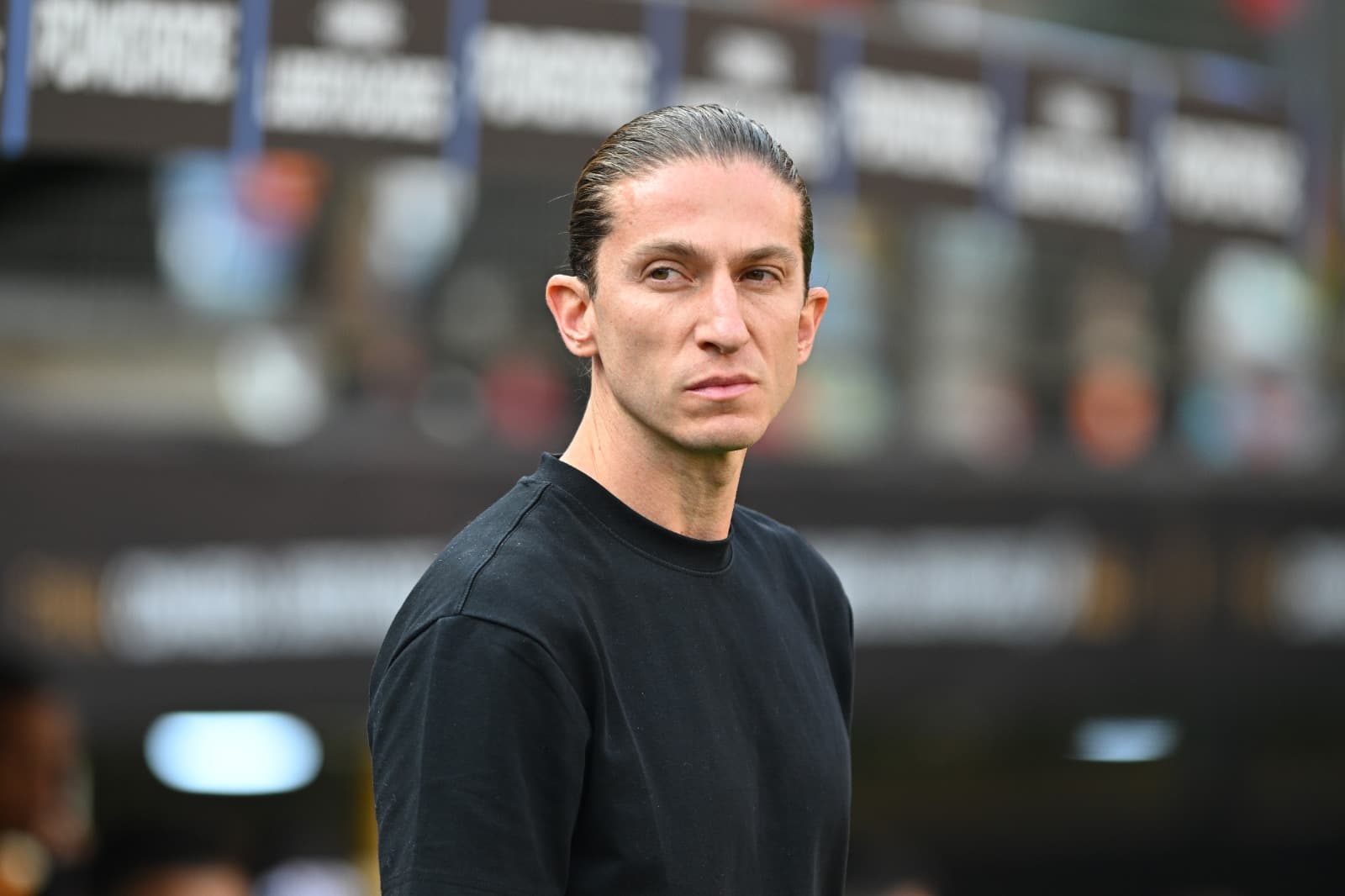 Filipe Luis, técnico do Flamengo, observa antes da partida final da Copa CONMEBOL Libertadores de 2025 entre Palmeiras e Flamengo no Estádio Monumental em 29 de novembro de 2025 em Lima, Peru.