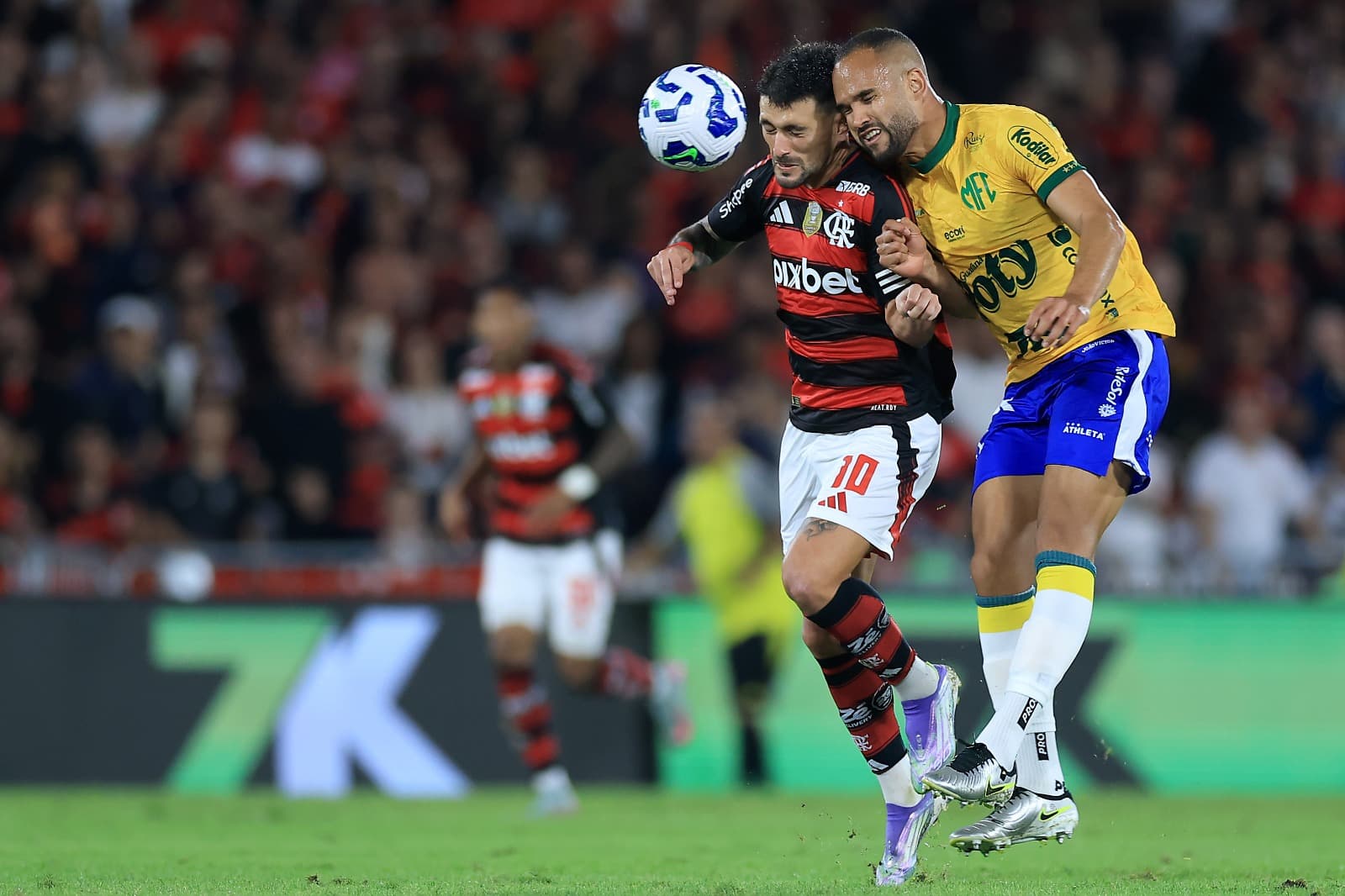 Giorgian De Arrascaeta do Flamengo compete pela bola com João Victor do Mirassol durante a partida entre Flamengo e Mirassol como parte do Brasileirao 2025 no Estádio do Maracanã em 09 de agosto de 2025 no Rio de Janeiro, Brasil.