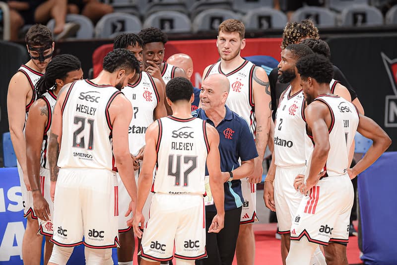 Sergio Henández dá instruções para jogadores do FlaBasquete