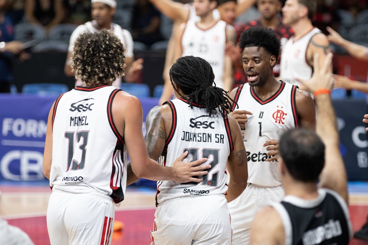 Jogadores comemoram vitória do FlaBasquete sobre o Botafogo, no segundo triunfo seguido em um clássico no NBB