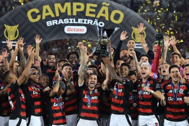 Festa com a taça do Brasileirão após o título