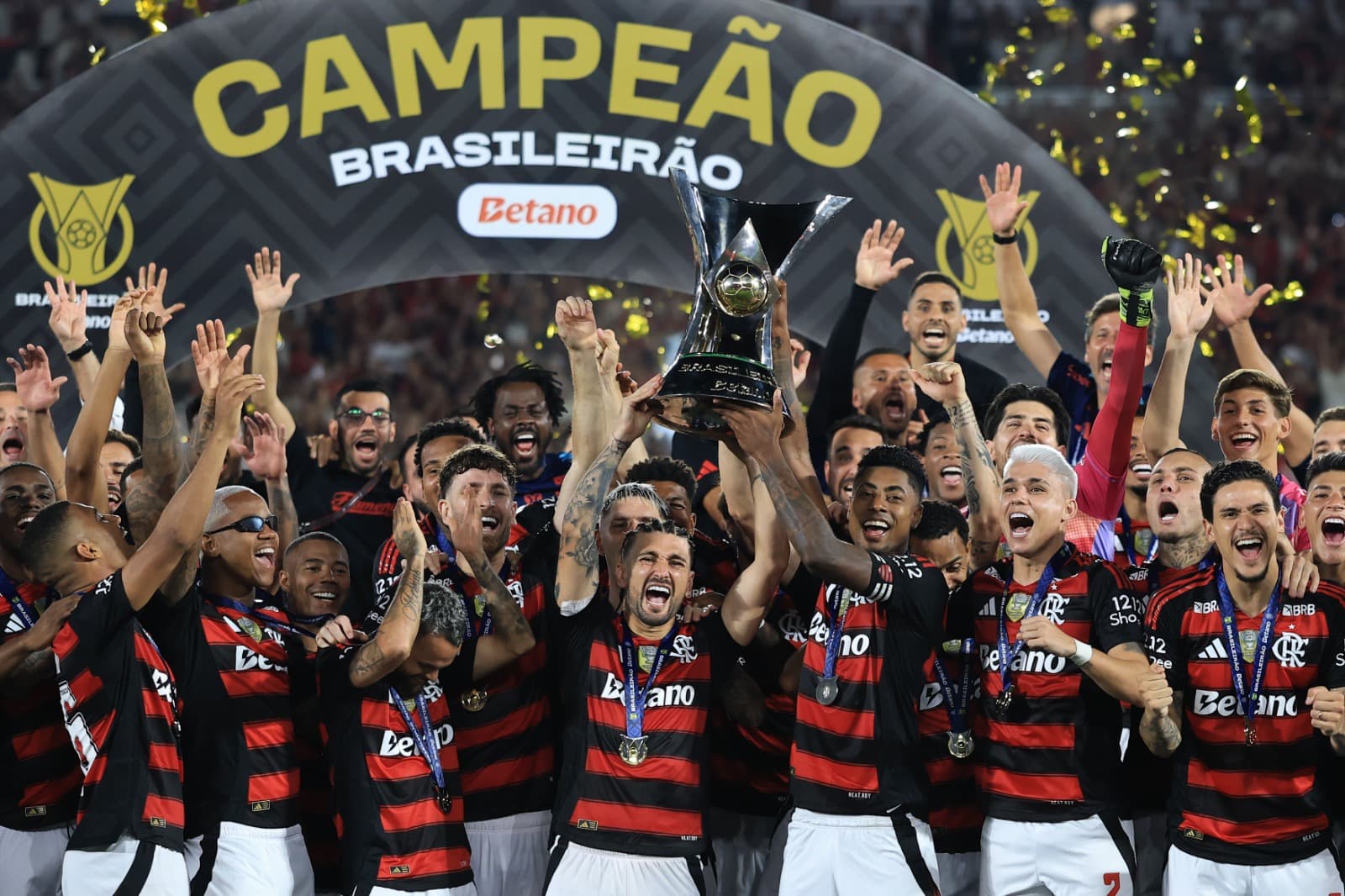 Festa com a taça do Brasileirão após o título