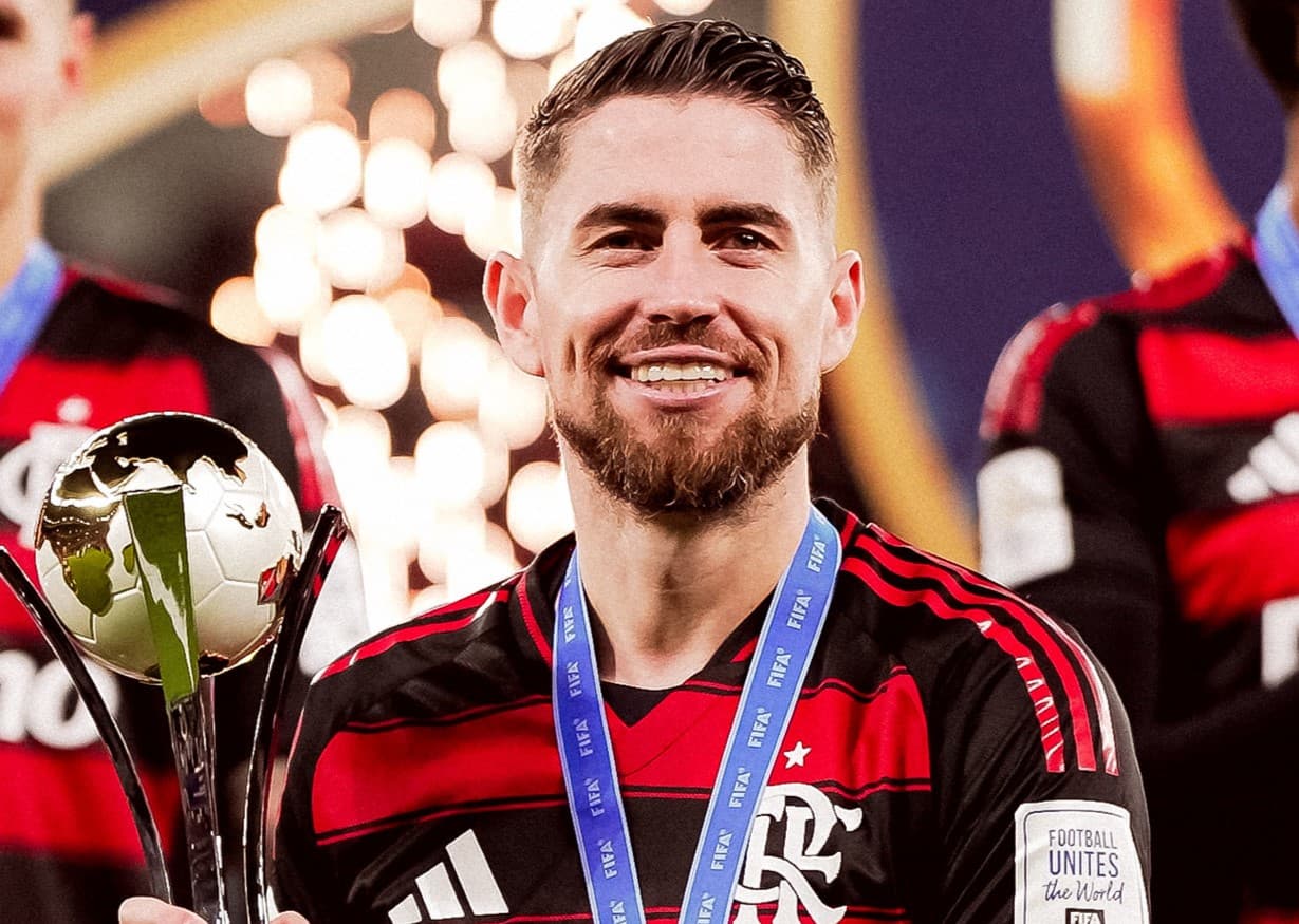 Jorginho com a taça da Copa Challenger, semifinal do Intercontinental