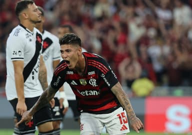 Carrascal comemora gol em Flamengo x Vasco; Ao fundo, Hugo Moura lamenta