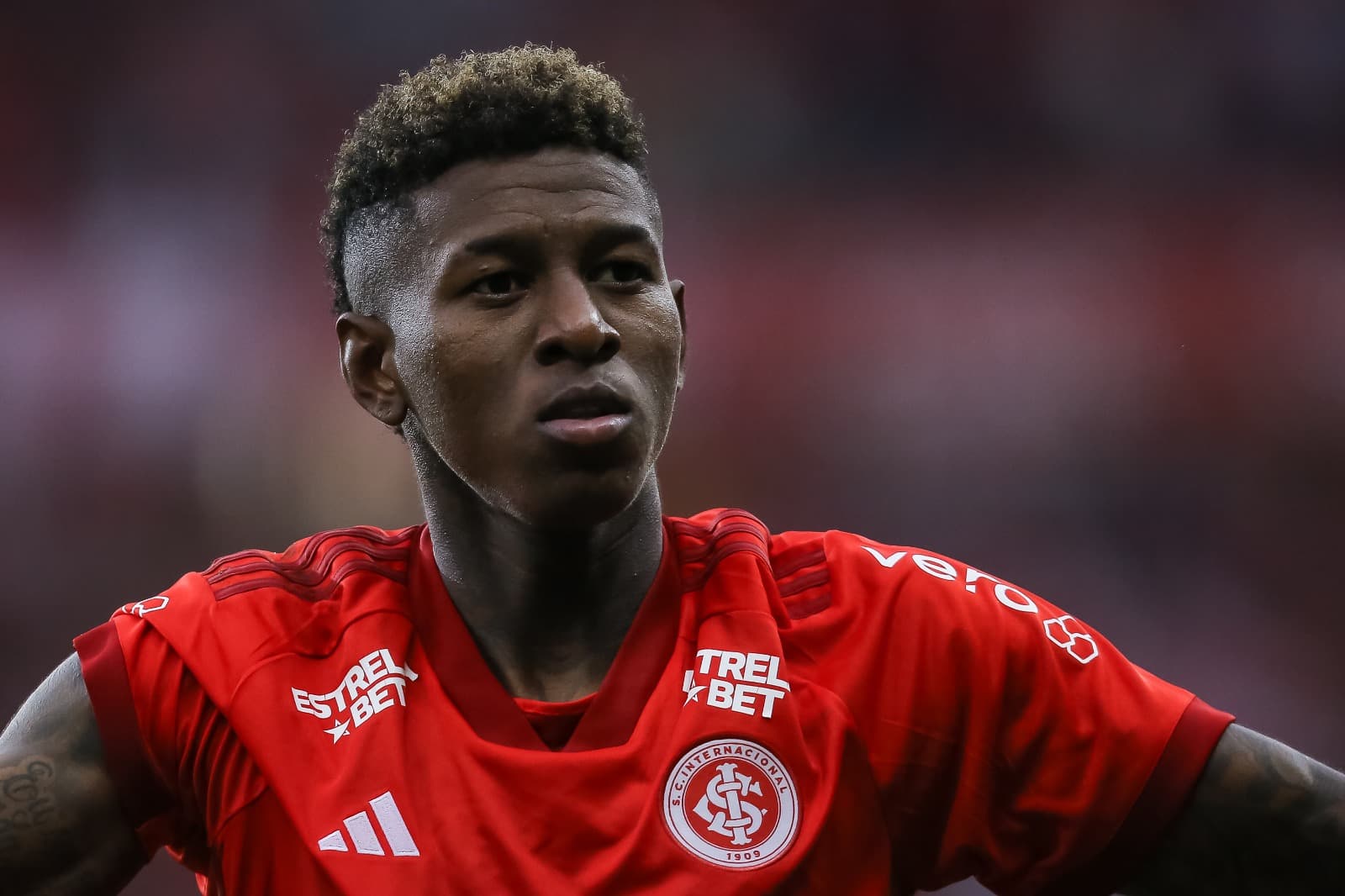 Vitão com a camisa do Interacional cumprimenta torcedores depois do jogo