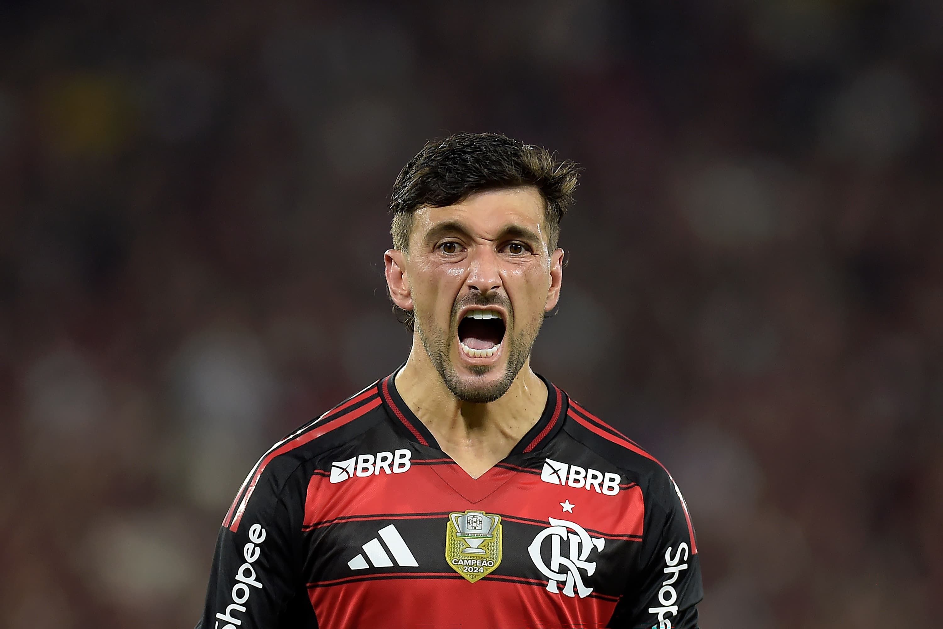 Arrascaeta comemora gol pelo Flamengo no Brasileirão