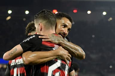 Danilo e Jorginho se abraçam em gol do Flamengo no Brasileirão