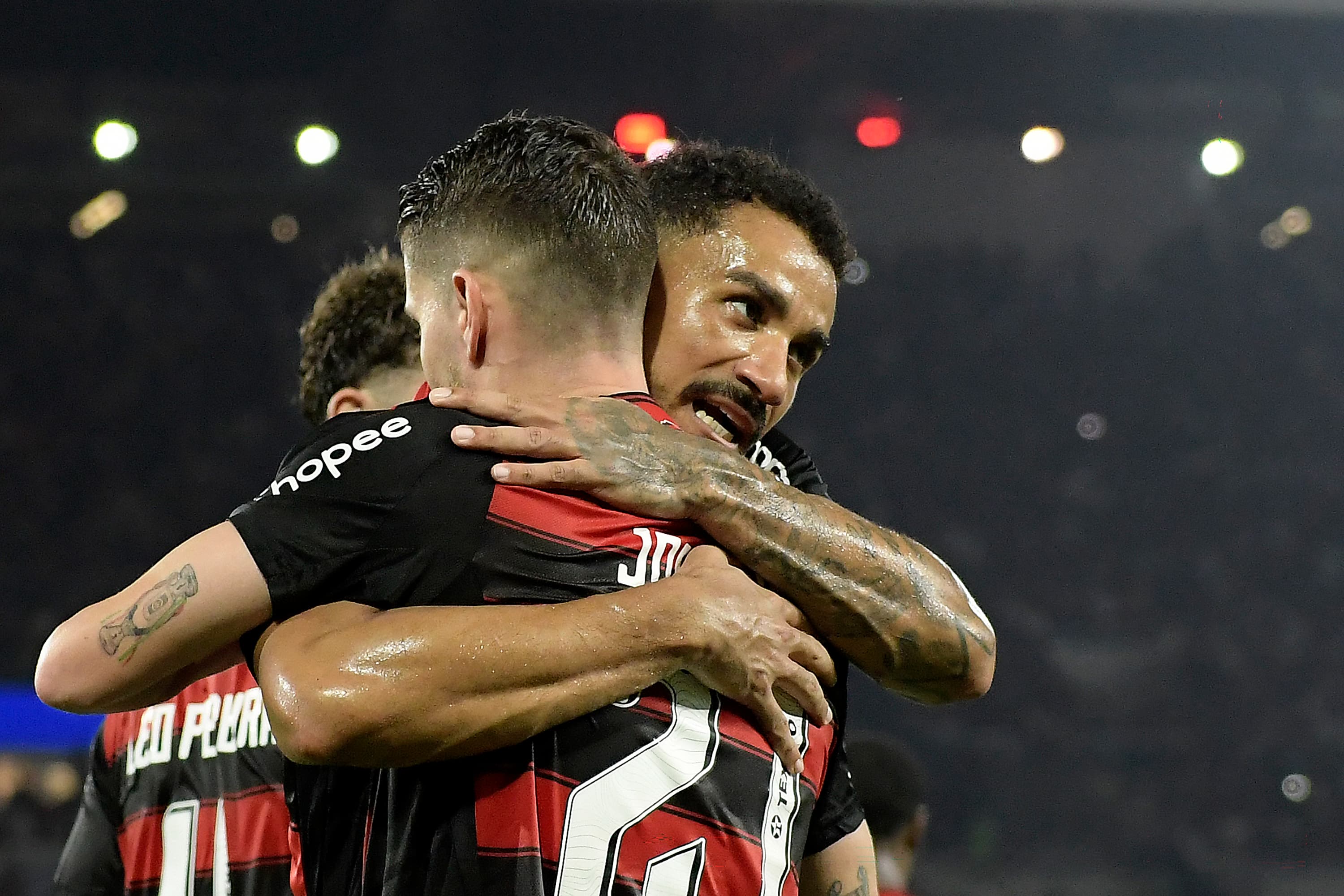 Danilo e Jorginho se abraçam em gol do Flamengo no Brasileirão