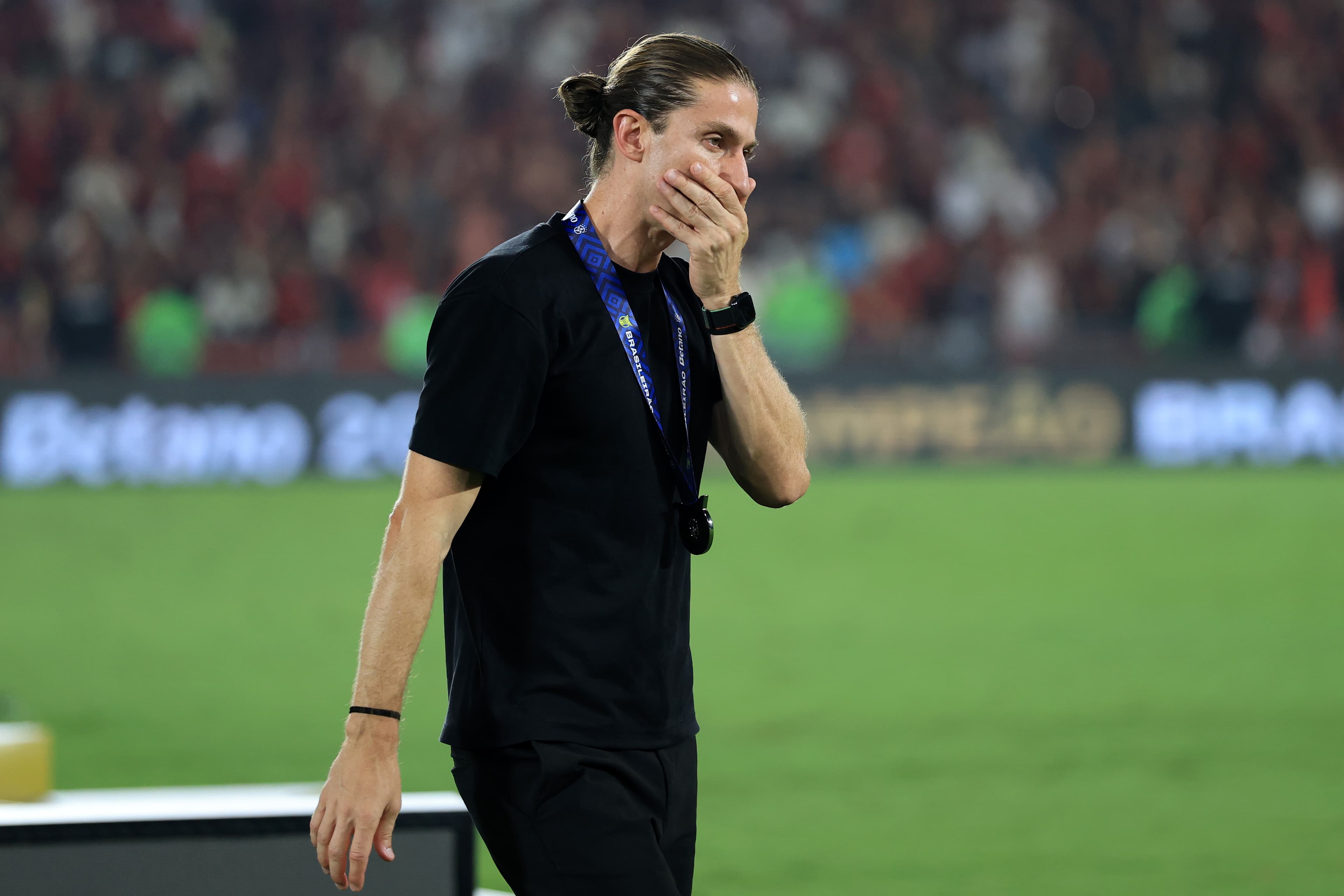 Filipe Luís com a mão no rosto após título do Flamengo na Libertadores