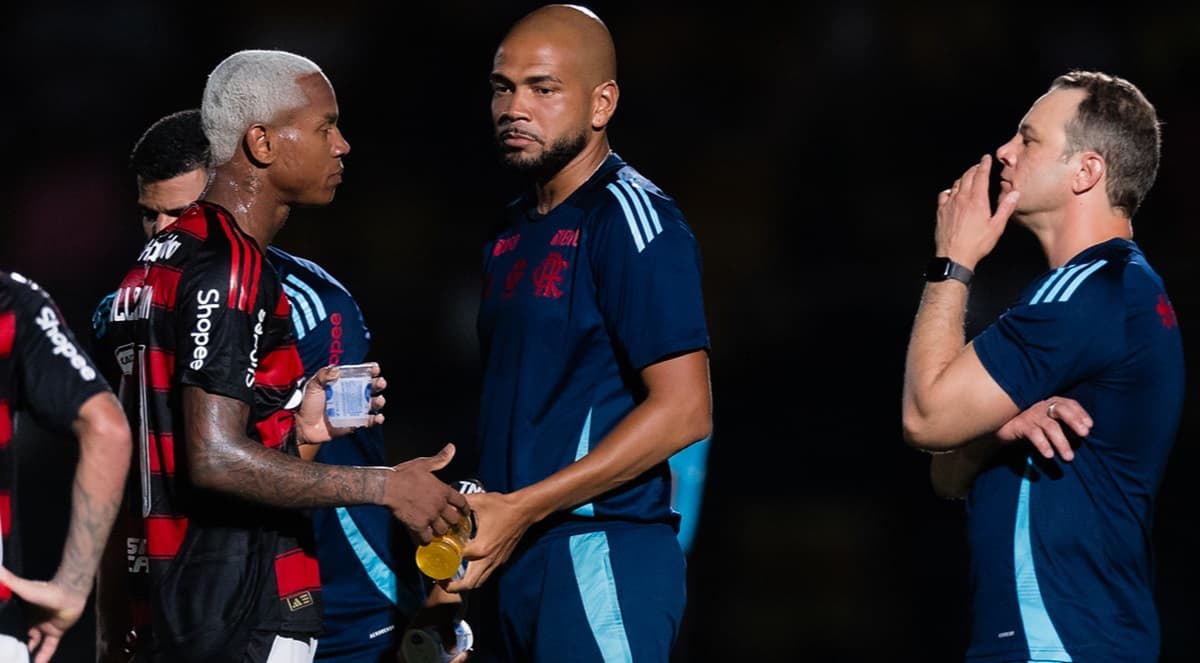 Bruno Pivetti e Wallace Yan em jogo do Flamengo contra o Mirassol